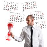 Fotolia_88721230_XS man met kalenders en zandloper